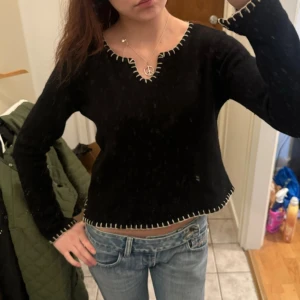 Stickad svart tröja med detaljer - Superfint skick!💞