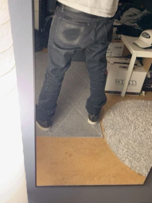 Raplh lauren selvedge jeans - Säljer ett par svarta jeans med tvättad och lätt slitad look. Klassisk femficksmodell med raka ben och normal midja. Jeansen har snygga kontrastsömmar och metallknappar. Perfekta för dig som gillar en avslappnad men stilren vibe.