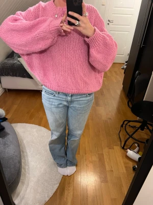 Meet me there stickad tröja  - Säljer denna jättefina rosa stickade tröjan från meet me there! Endast använd ett fåtal gånger och i väldigt bra skick. Är i one size fits all men sitter som en oversized tröja på storlek s💕