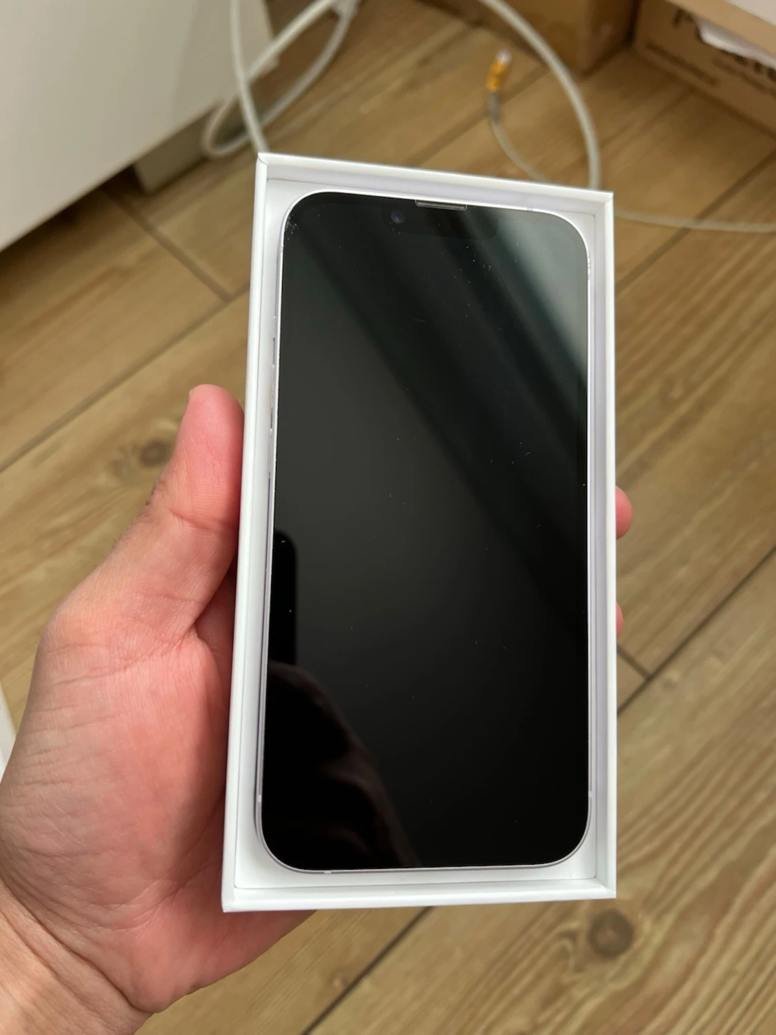 Vit iPhone 14 med dubbla kameror - 1
