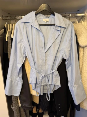 Skjorta med knytning midjan - Säljer denna skjorta jag fått användning av 1 gång. Köptes för 700kr. Skriv vid frågor💗