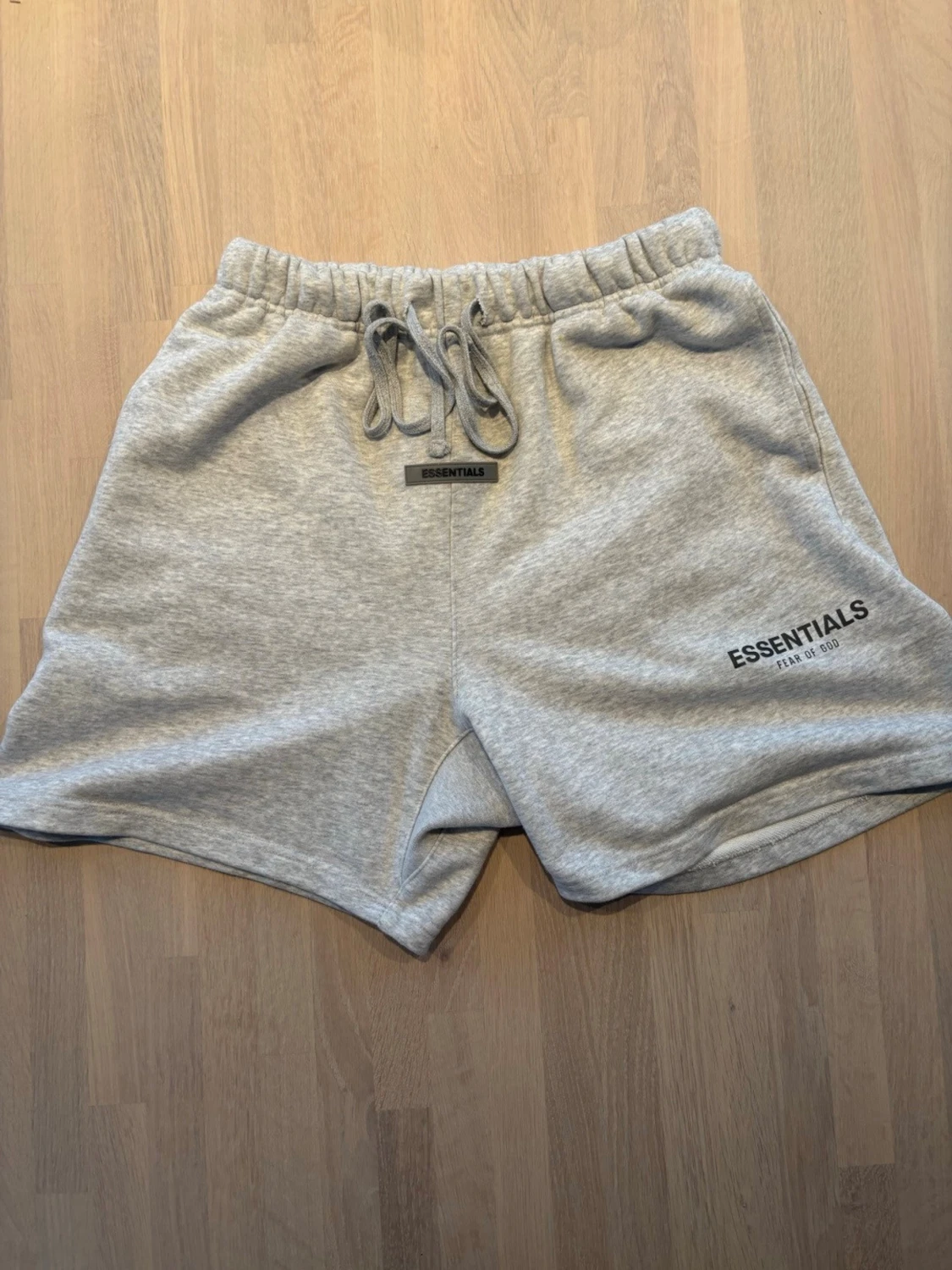 Grå Essentials Fear of God shorts