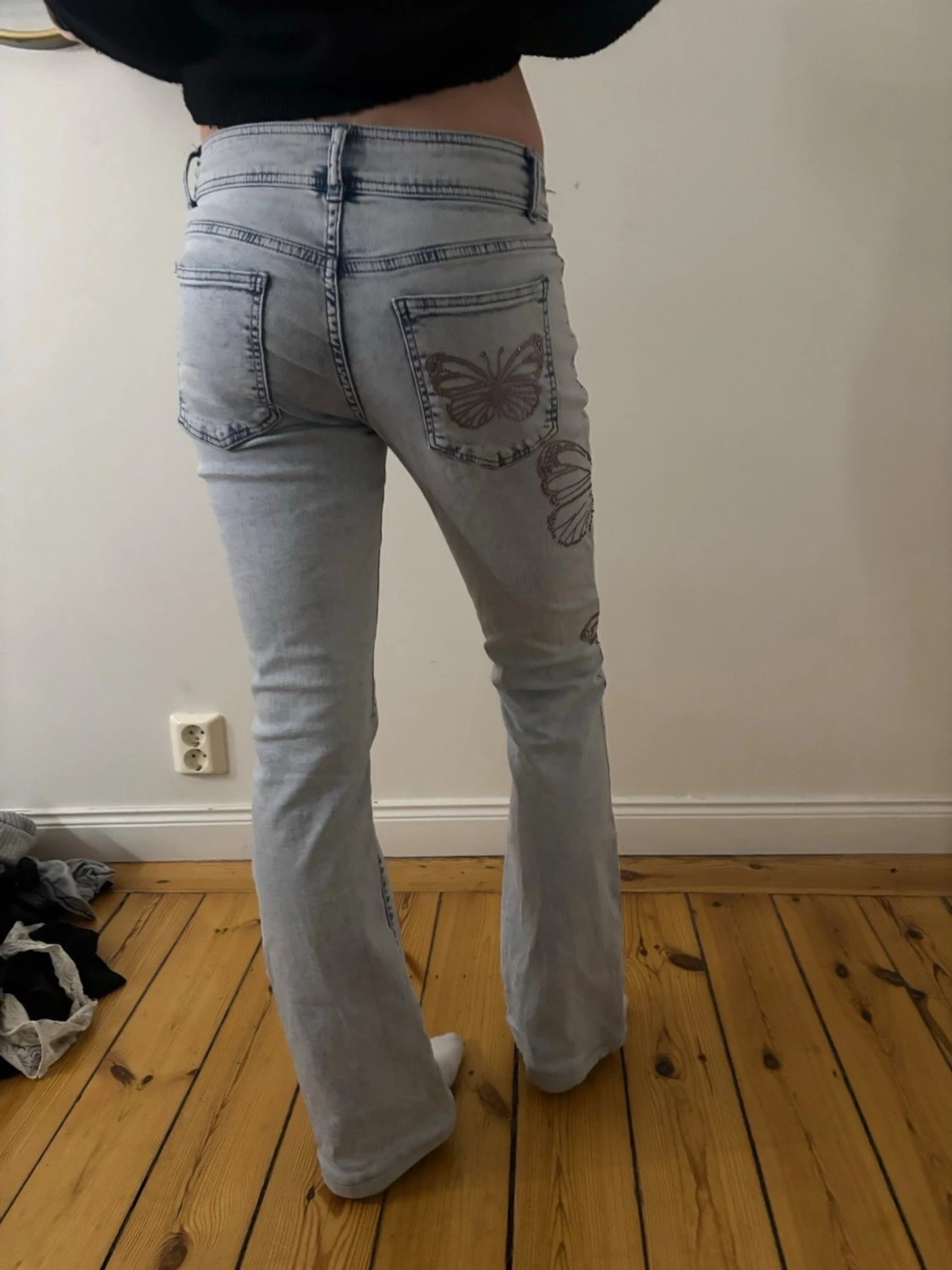 Ljusblå jeans med fjärilsbrodyr - 2