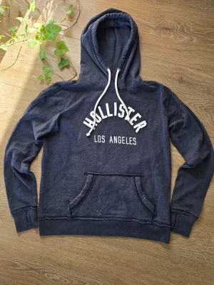 Hollister Hoodie - Snygg Hollister hoodie i storlek small. Är gjord i ett lite tunnare materialvilket många gillar. Skriv om du undrar något.