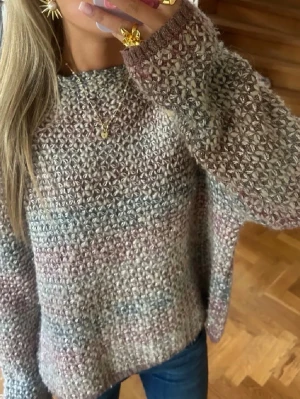 Stickad tröja - Säljer denna så fina och unika stickade tröja! Så fin!! (Finns en liten lös tråd men den är inte märkbar)