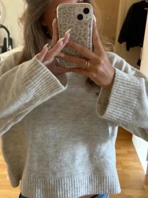 Grå stickad tröja  - Jätte mysig stickad tröja från Gina Tricot. Helt perfekt nu i vinter och inför våren. Den är använd men fortfarande i bra skick och inga synliga defekter. Det är storlek 146-152 men skulle säga att den är som en vanlig XS eller 160. Vid frågor och funderingar, skriv till mig💞💞