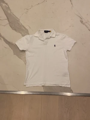Ralph lauren piké - Snygg vit Ralph lauren piké i mycket bra skick, 9/10 | det som ser ut som smuts är bara skuggor eller skrynkliga märken | 100% ÄKTA! | köptes förra sommaren för 849kr men säljer denna för endast 349! | hör av er vid frågor eller annat 👋 