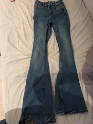 Blåa jeans -  Ett par blåa hög midjade jeans från lager 157 i storlek XS. Knappt andvända