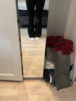 Svarta utsvängda kostymbyxor - Säljer ett par svarta kostymbyxor med utsvängda ben. De är från lager 157 i xs