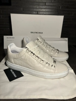 Vita Balenciaga Arena sneakers - Säljer dessa otroligt eftersöka Arena skor mångas grails. Finns knappt uppe på plick, väldigt bra skick storlek 42 sitter runt där 42-43. Allt og finns kvitto på sista bilden. 