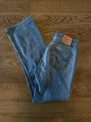 Blåa Levi's Jeans 501 - Klassiska blåa Levi's Jeans. Modell 501, W29, L32. Sparsamt använda, i jättefint skick. Säljs pga minskad användning. Bara att höra av dig vid intresse, frågor eller önskan om fler bilder! Mvh