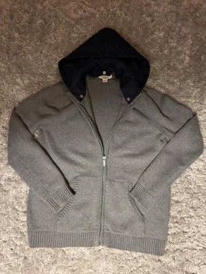 Massimo dutti cardigan - Massimo dutti cardigan| storlek 13-14 158-166 motsvarande XS| Skick 7/10| Bara höra av sig vid några frågor eller funderingar. 