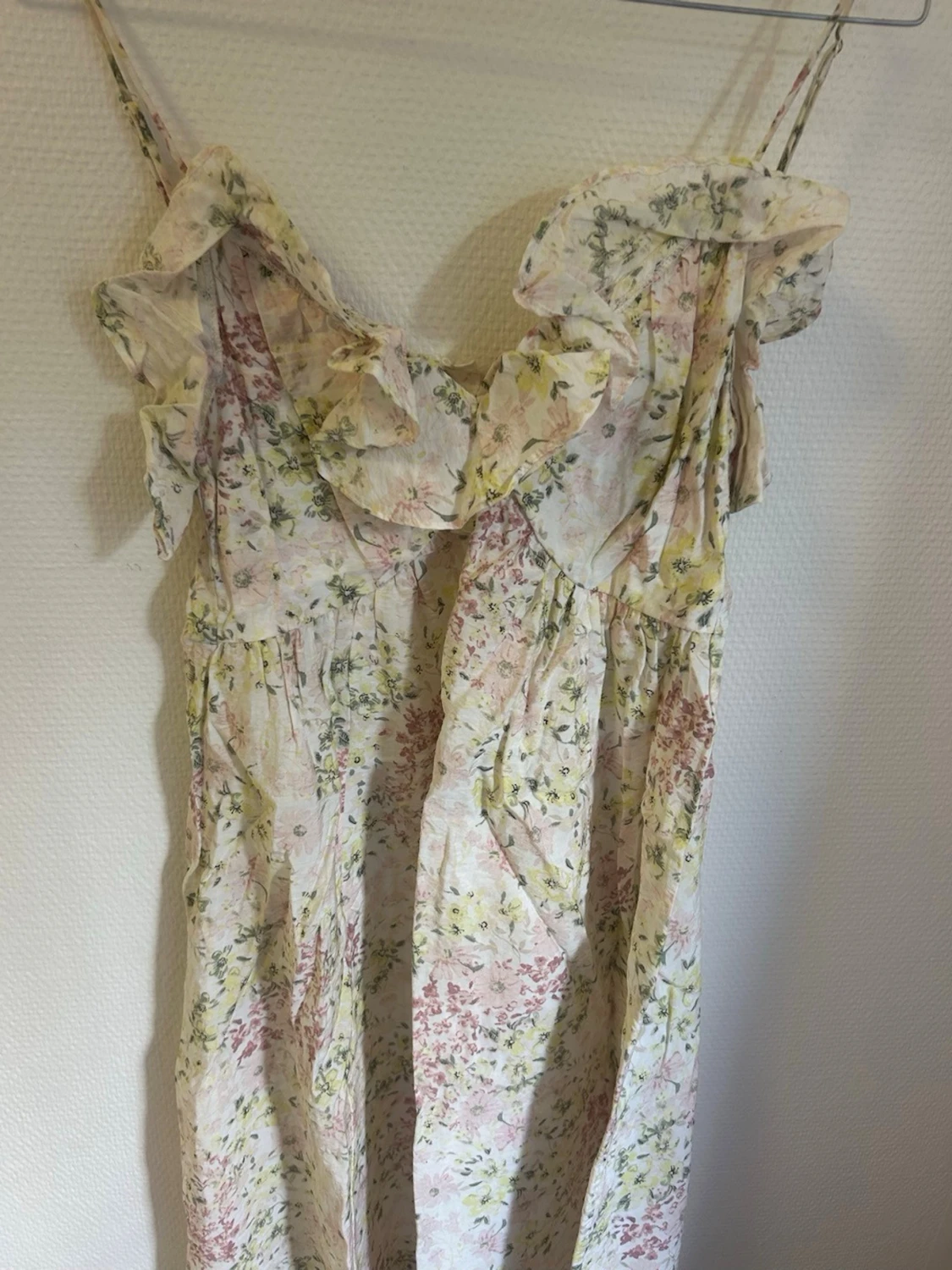 Blommig långklänning med volang - 1