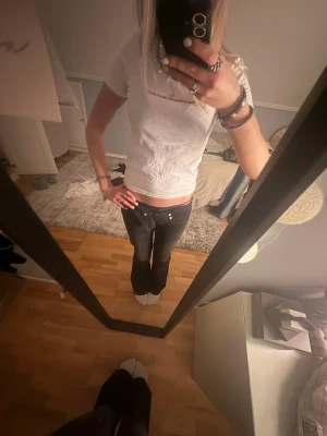 Vit t-shirt med texttryck - Vit t-shirt med svart texttryck på bröstet där det står 'SOCIAL DISTANCING WAS ALWAYS MY LIFESTYLE'. Från PULL&BEAR i storlek xs