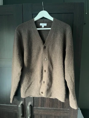 Brun kofta  - Säljer en riktigt snygga brun kofta som även passar perfekt som en cardigan över en hoodie! Hör av er vid funderingar!