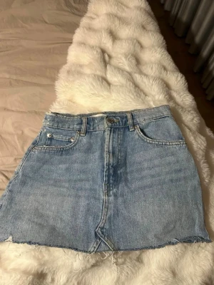 Ljusblå jeanskjol från Zara - Säljer min jeans kjol ifrån Zara då den inte kommer till användning längre, superfin till sommaren och väldigt användbar. En kjol man både kan klä upp och klä ner🩷Pris går att diskutera