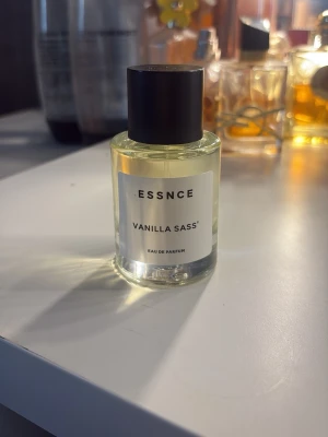 ESSNCE Vanilla Sass' Eau de Parfum - ESSNCE Vanilla Sass' Eau de Parfum!! Tog 2 sprut och märkte att perfymen intr var något för mig, säljer den då helt ny! Nypris 360kr, priset kan förhandlas vid snabb affär