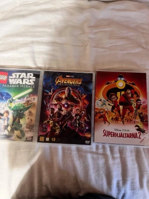 3 DVD-filmer: LEGO Star Wars, Avengers, Superhjältarna 2 - Säljer tre DVD-filmer: LEGO Star Wars The Padawan Menace, Avengers Infinity War och Disney Pixar Superhjältarna 2. Perfekt för filmkväll med både action, superhjältar och animerade äventyr. Omslagen är färgglada och filmerna är på svenska.