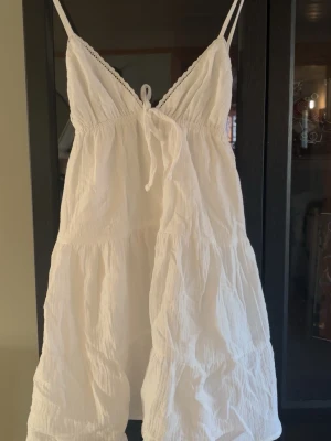 Vit Klänning - Säljer en söt vit klänning som är perfekt till sommaren !!💗Storlek S, aldrig använd !! 