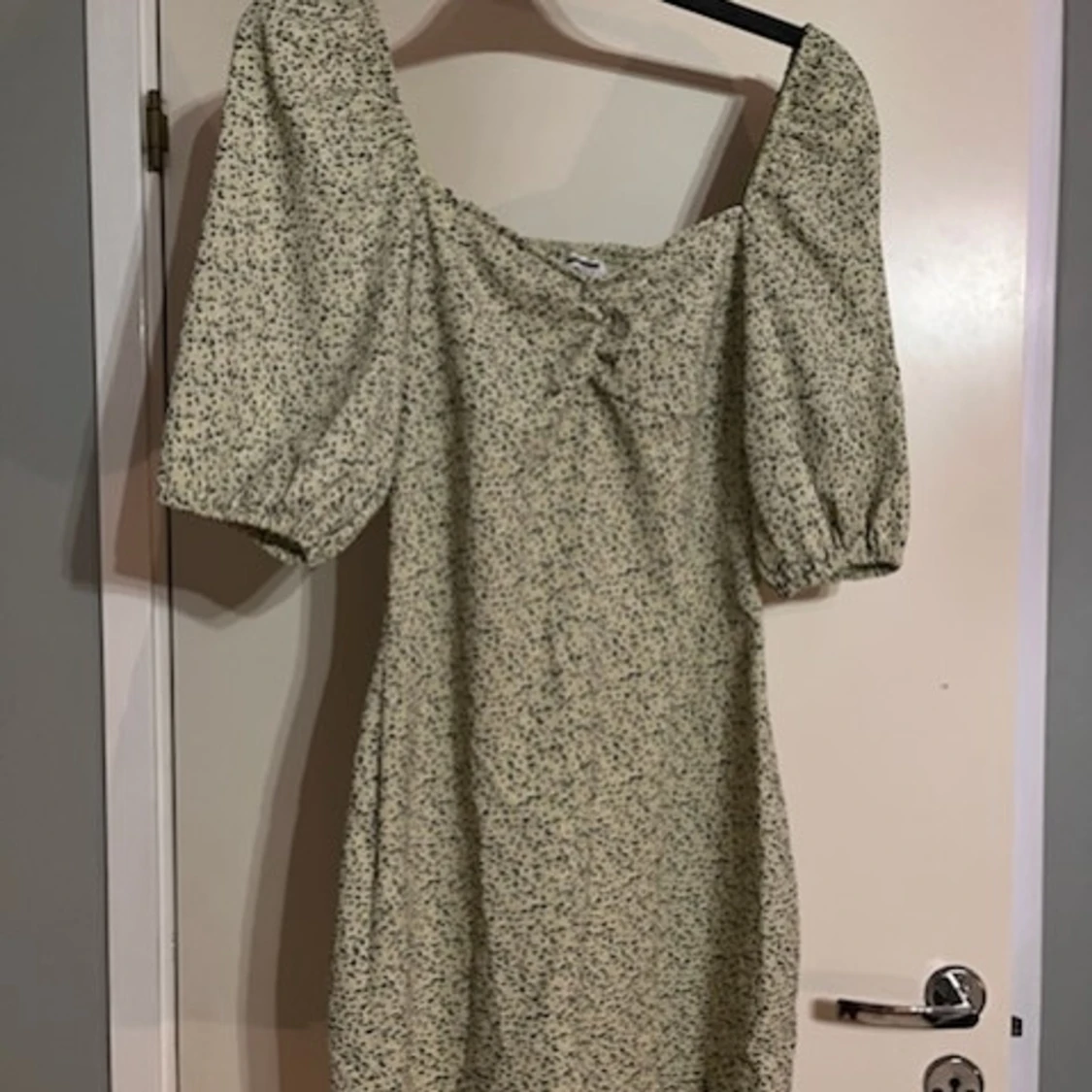 Ljus blommig kortklänning med puffärm - 3