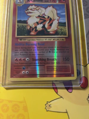 Pokémonkort Arcanine holo - Säljer ett holografiskt Arcanine Pokémonkort med färgstark design och glansig yta. Kortet har motiv av Arcanine och är inramat i ett plastskydd. Perfekt för samlare eller Pokémonfans som vill utöka sin samling.
