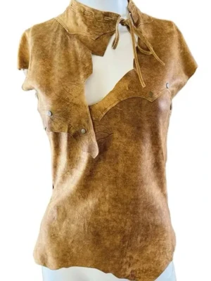 Brun mocka-inspirerad topp med snörning - Sällsynt vintage skulpturell lädertopp Plein Sud – Cirka Y2K, tillverkad i Frankrike  Ett museumsvärt uttalande från början av 2000-talet brun topp i mocka-look med korta ärmar och cool snörning vid halsen. Asymmetrisk design med dekorativa nitar och råa kanter ger en edgy cowboy-vibe. Perfekt för dig som vill sticka ut med en statement piece.