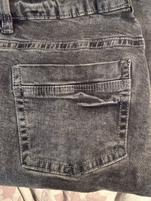 Grå tvättade raka jeans - Säljer ett par grå tvättade jeans med klassisk femficksmodell och raka ben. Jeansen har tydliga sömmar och en cool, lite sliten look. Materialet är mjukt denim som ger en avslappnad vibe. Perfekta för dig som gillar en enkel men trendig stil❤️ (köpt för 279kr)