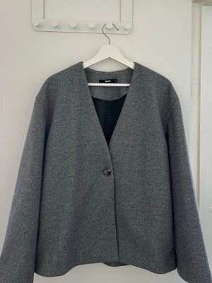 Grå kappa - Superfin grå kappa från Bikbok som är slutsåld. 💕