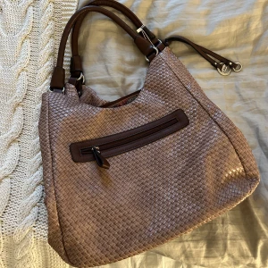 Stor handväska  - Super fin rymlig handväska köpt secondhand, perfekt till skolan eller jobbet😊