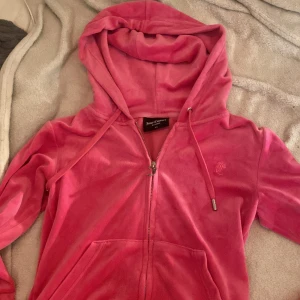 Rosa juicy couture tröja  - Bra skick. vill ha sålt för kom aldrig till användning