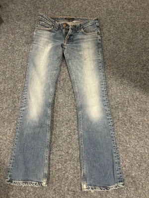 Lågmidjade bootcut jeans från Nudie - Skitcoola ljusblå bootcut låg midja det jeans från Nudie som jag inte kan ha längre, men är i perfekt skick❤️midjemått 34 cm rakt över och inne ben längd 75 cm❤️ sänker priset vid snabb affär 