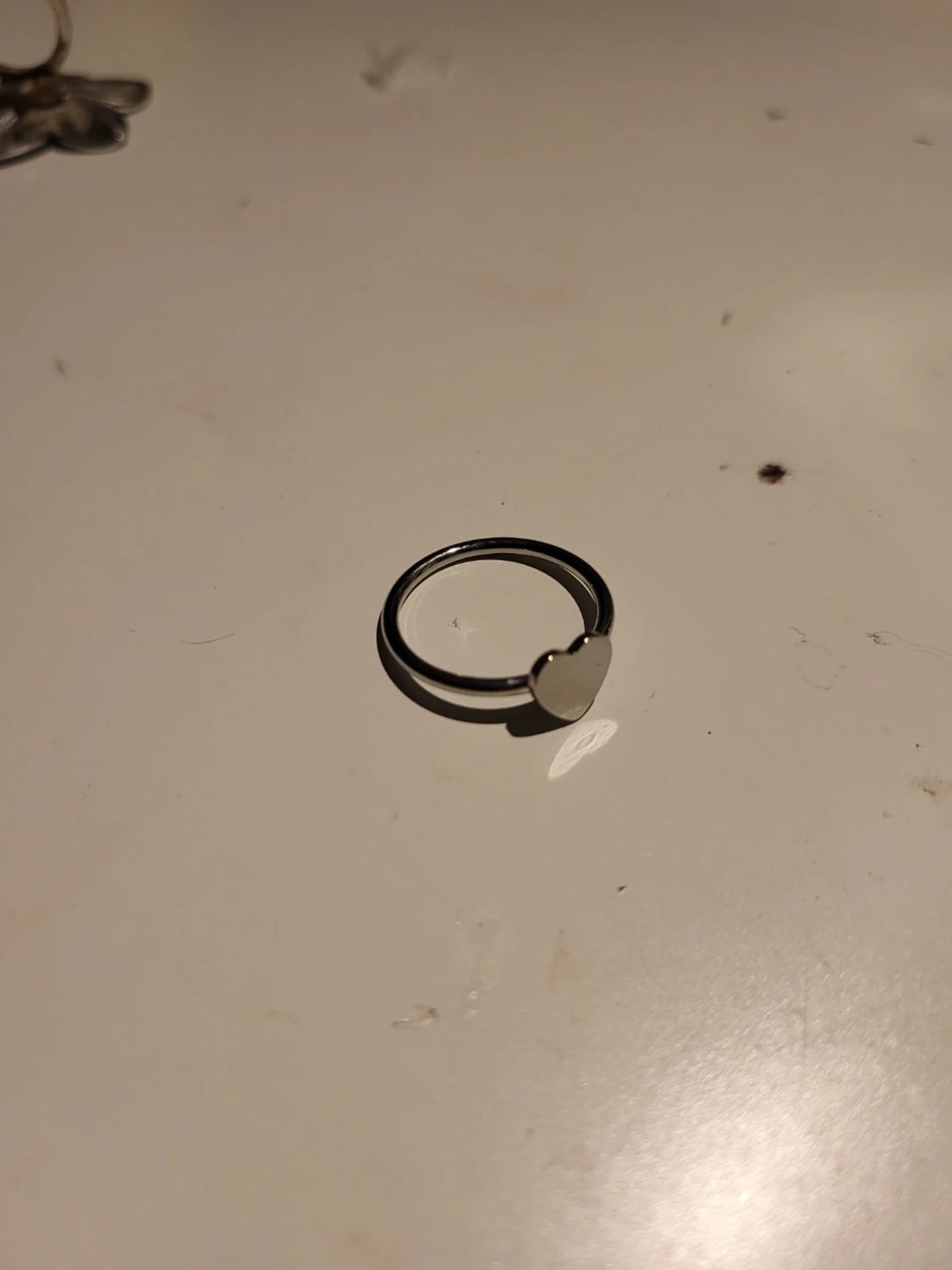 Tre silverfärgade ringar med hjärtdetaljer - 1