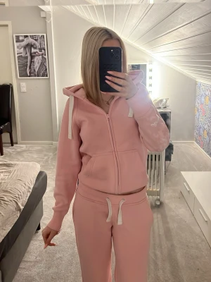 Rosa mjukisset med dragkedja - Säljer nu mitt russemerch sett i storlek S. Det är använt fåtal gånger. Det är bara att höra av er vid frågor!☺️