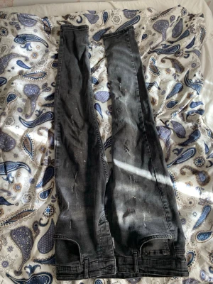 Gråa dsquare 2 jeans  - Säljer ett par grå skinny jeans från dsquare 2 med slitningar och distressed detaljer. använt ändast ett par gånger.