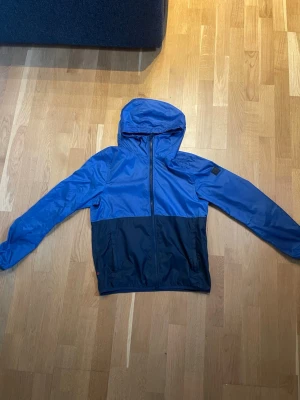 Woolrich  - Säljer denna super fetta vindjackan av woolrich perfekt till dig som söker en fett jacka till våran storlek S hör av dig vid minsta fråga!🤩🤩
