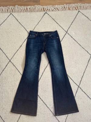 Mörkblå bootcut jeans från Weekday - Säljer ett par mörkblå bootcut jeans från Weekday. Jeansen är helt nya och använd ca 2 gånger. 