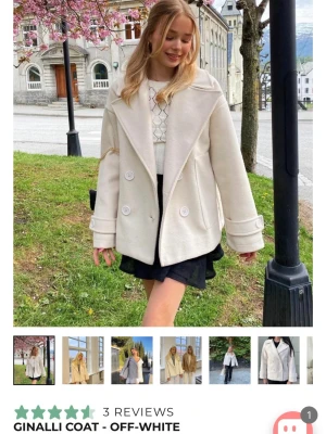 Vit kappa - Stilren vit kappa från design by si. Mycket använd och därför inte i det bästa skicket, inget synligt utifrån men i en av fickorna så är det hål. 