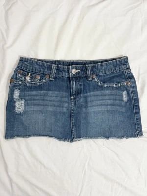 lågmidjad jeanskjol - aeropostale minikjol i nyskick med fina detaljer och fickor, låg midja passar S, se på måtten 