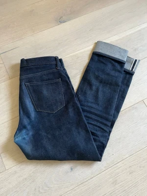 Uniqlo Selvedge Jeans - Använda fåtal gånger, de selvedge jeans vilken innebär att de kommer få otroligt snygga veck och märken från vardagligt bruk.                          W:30, L:34