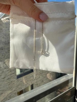 Silverhalsband med pärldetalj - Snyggt och stilrent halsband i silverfärgad metall. 