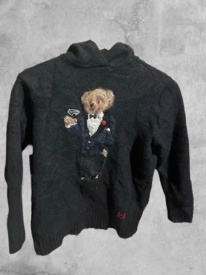 Stickad svart polo Ralph lauren tröja - Säljer nu en stickad tröja från polo Ralph lauren i storlek S men det krympte i tvätten så passar L 14-16