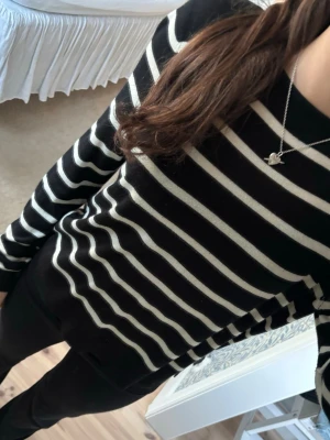 Randig stickad tröja - Säljer en svart vit stickad randig tröja. Tröjan har rund halsringning och långa ärmar. Perfekt för dig som gillar klassiska mönster och enkel stil. Väldigt mjukt och skönt material💓