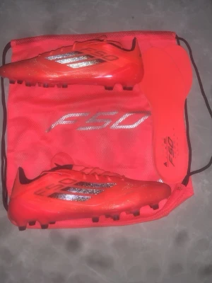 Fotbollskor Adidas f50 elite  - Säljer dessa adidas f50 elite fotbollskor. Skorna är i strlk 45 1/3. Skorna passar även en med 45. Skorna är ag vilket är spel för konstgräs men går även att spela med på vanligt gräs. Allt ingår förutom påsen. Skorna är använda endast 2 gånger. Dessa skor går knappt att få tag på från vanliga butiker då dem är nästan helt slut sålda. Ny pris 3000kr mitt pris 1350kr