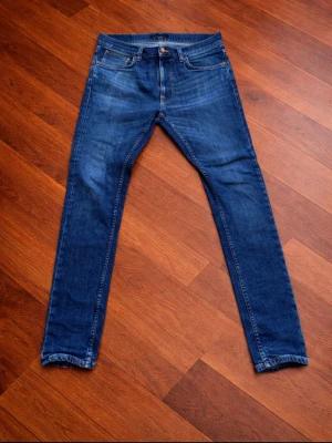 Jeans från Nudie  - Säljer ett par schystare jeans, kostar nypris cirka 1.200 så en riktig steal 💸 perfekt nu till Valborg! Storlek är 30/32!
