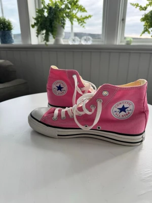 Nya Rosa Converse Sommarskor  -  Rosa skor från Converse! Nyskick. Storlek 39. Jättefina till våren och sommaren!!🩷🌷💐☀️