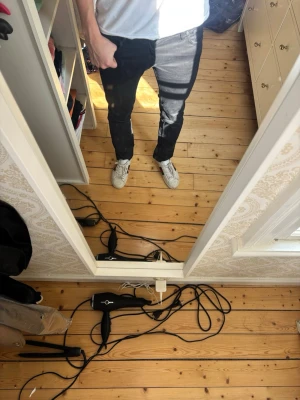 Tiger of Sweden jeans  - Hej säljer dessa sjukt snygga jeans från tiger of Sweden. Dessa sitter sjukt snyggt och passar perfekt nu till våren/sommaren. Hör av dig vid några funderingar.