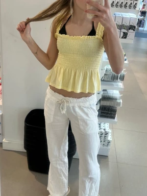 Vita linnebyxor  - Säljer ett par vita linnebyxor, riktigt fin oassform, säljer för att de är för korta.