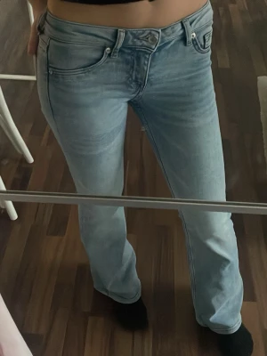 Ljusblå bootcut jeans h&m - Säljer ett par ljusblå low waist bootcut jeans från h&m i storlek 32. Knappt använda. 