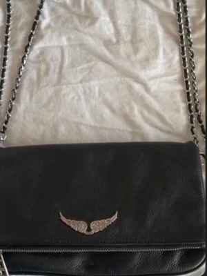 Zadig väska - Har tyvärr inget bevis på att den är äkta men skulle aldrig sälja en fske, men därav priset. Fick 2022 i födelsedags present. KP för fler bilder eller frågor 