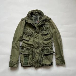 Superdry fieldjacka - Säljer denna otroligt feta Superdry field jackan, perfekt till våren! | Skicket är toppen! | Storlek S men sitter som M. | Vid funderingar, diskussion om pris eller liknande är det bara att höra av sig!🤝🤩